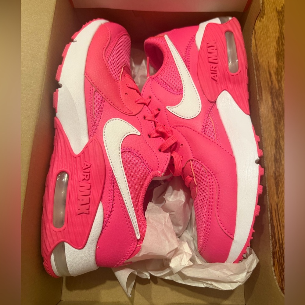 Gently worn hyper pink Nike air max excee woman’s 8
